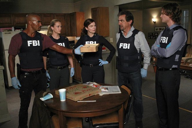 Criminal Minds - The Pact - Photos - Shemar Moore, A.J. Cook, Jeanne Tripplehorn, Joe Mantegna, Matthew Gray Gubler