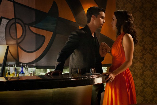 Magic City - World in Changes - Kuvat elokuvasta - Steven Strait, Jessica Marais