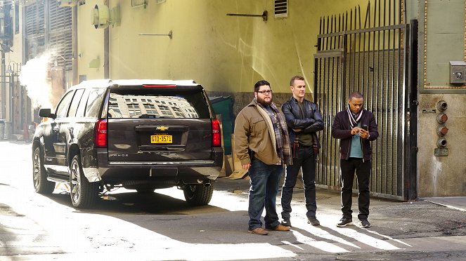 CSI: Cyber - Season 2 - Going Viral - Photos - Charley Koontz, James van der Beek, Shad Moss