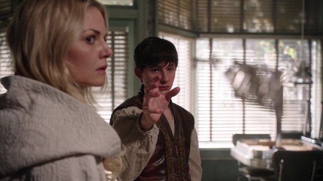Once Upon a Time - Birth - Photos - Jennifer Morrison, Jared Gilmore