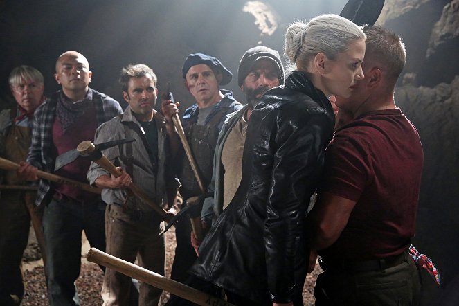 Once Upon a Time - Siege Perilous - Photos - David-Paul Grove, Mig Macario, Gabe Khouth, Faustino Di Bauda, Lee Arenberg, Jennifer Morrison