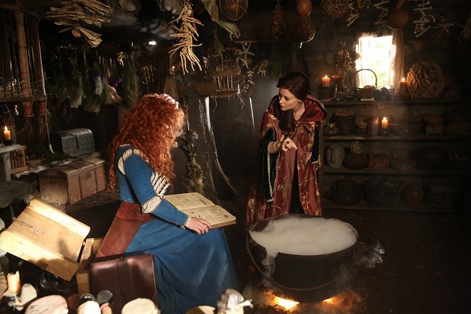 Once Upon a Time - The Bear and the Bow - Van film - Amy Manson, Emilie de Ravin