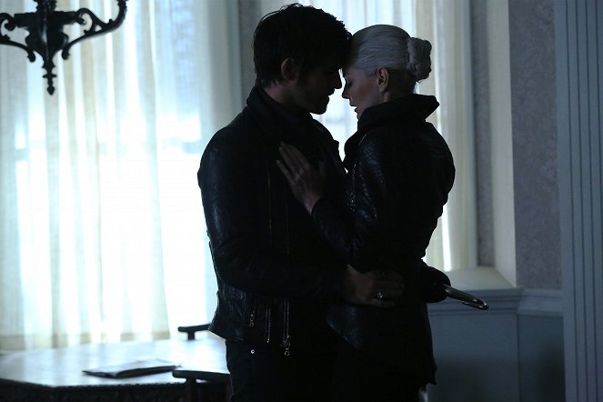 Once Upon a Time - Birth - Photos - Colin O'Donoghue, Jennifer Morrison