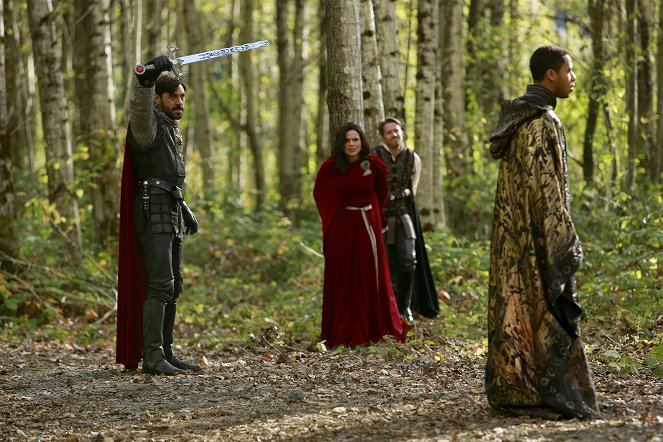 Once Upon a Time - Birth - Photos - Liam Garrigan, Lana Parrilla, Sean Maguire, Elliot Knight