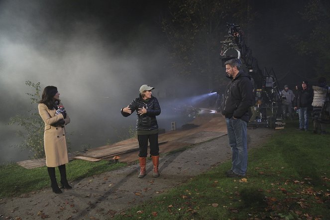 Once Upon a Time - Swan Song - Van de set - Lana Parrilla, Kathy Gilroy