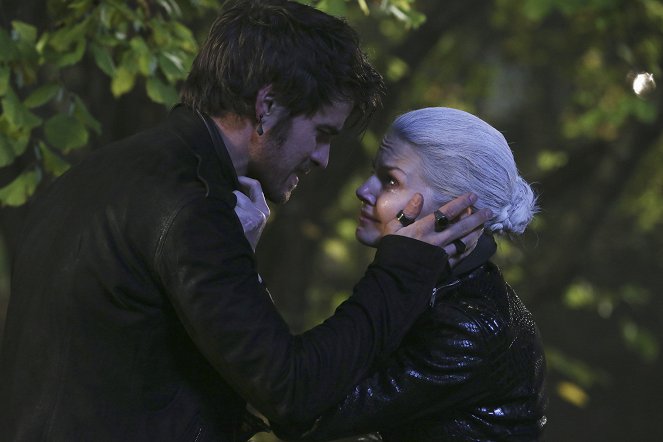 Once Upon a Time - Swan Song - Photos - Colin O'Donoghue, Jennifer Morrison