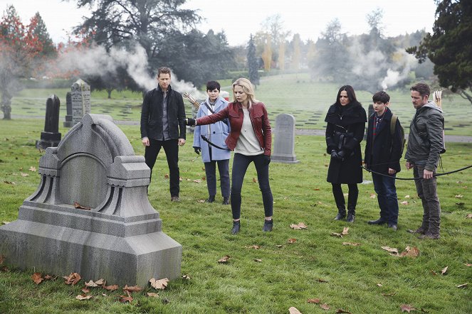 Once Upon a Time - Souls of the Departed - Photos - Josh Dallas, Ginnifer Goodwin, Jennifer Morrison, Lana Parrilla, Jared Gilmore, Sean Maguire