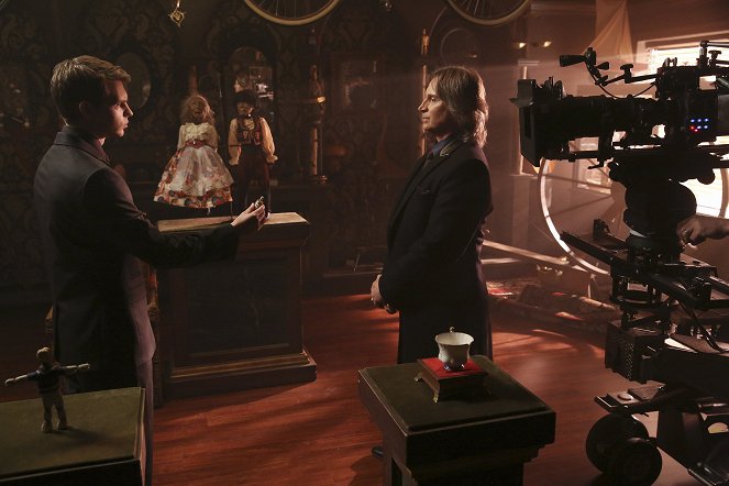 Once Upon a Time - Souls of the Departed - Van de set - Robbie Kay, Robert Carlyle