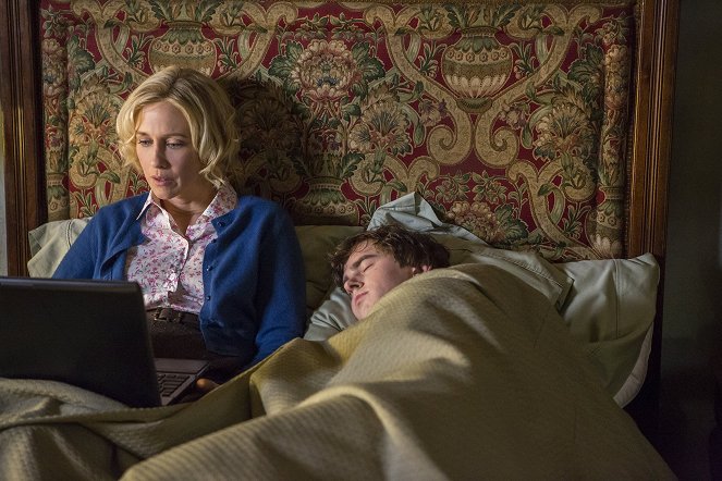 Bates Motel - A Danger to Himself and Others - Photos - Vera Farmiga, Freddie Highmore