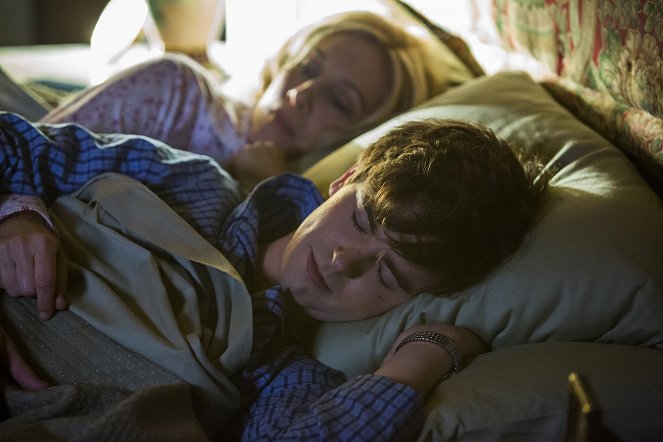 Bates Motel - Season 4 - Atemlos - Filmfotos - Vera Farmiga, Freddie Highmore