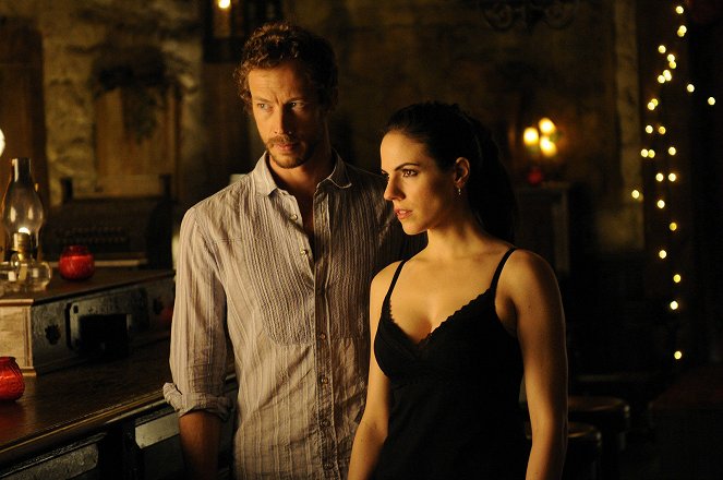 Elveszett lány - Faezegtes igazság - Filmfotók - Kris Holden-Ried, Anna Silk