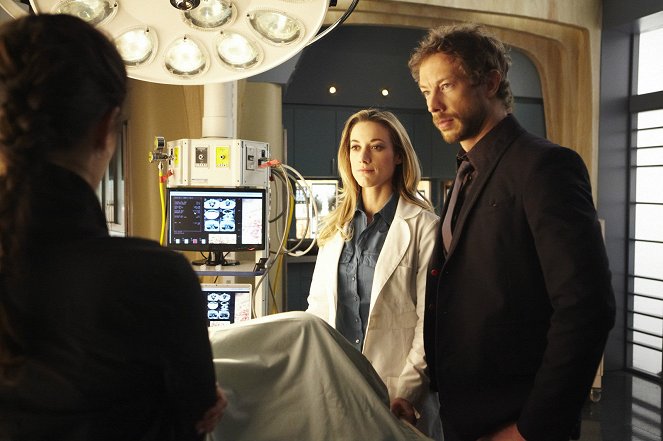Lost Girl - Season 1 - The Mourning After - Photos - Zoie Palmer, Kris Holden-Ried