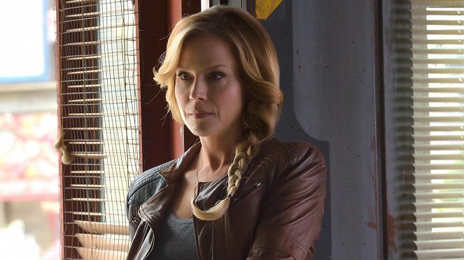 Defiance - Of a Demon in My View - Photos - Julie Benz