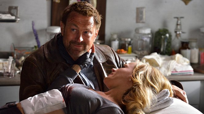 Defiance - Season 3 - The Awakening - Photos - Grant Bowler, Julie Benz