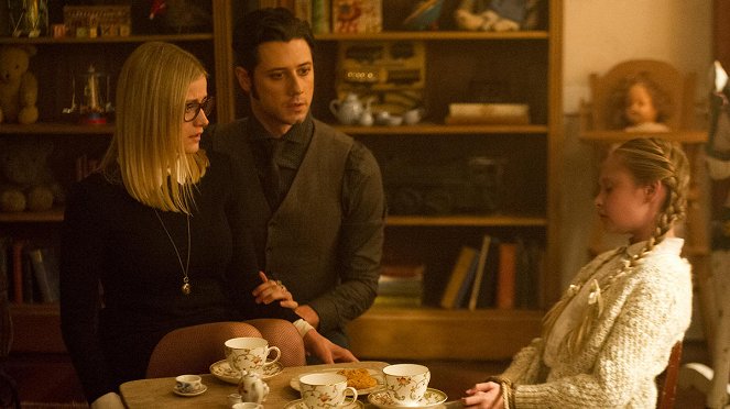 The Magicians - The Writing Room - Photos - Olivia Dudley, Hale Appleman