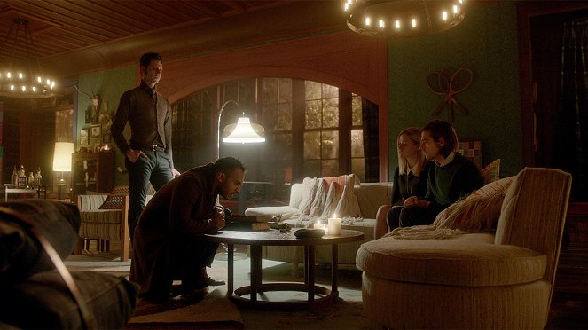 V zajetí kouzel - The Writing Room - Z filmu - Hale Appleman, Arjun Gupta, Olivia Dudley, Jason Ralph