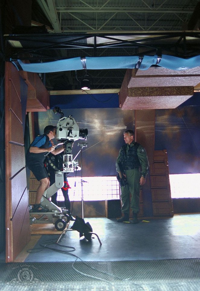 Stargate SG-1 - Descent - Van de set - Richard Dean Anderson
