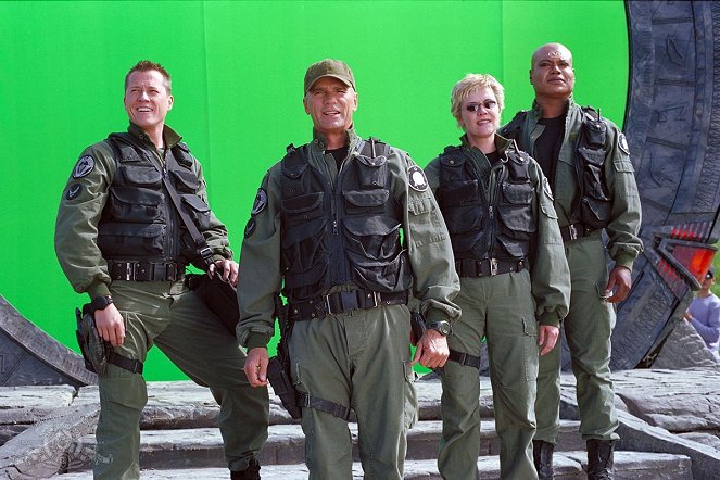 Stargate SG-1 - Cure - Van de set - Corin Nemec, Richard Dean Anderson, Amanda Tapping, Christopher Judge