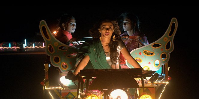 Touha po životě - Z filmu - Radhika Apte, Surveen Chawla, Tannishtha Chatterjee