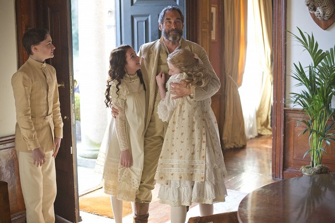 Penny Dreadful - Season 1 - Closer Than Sisters - Photos - Xavier Atkins, Lili Davies, Timothy Dalton, Fern Deacon