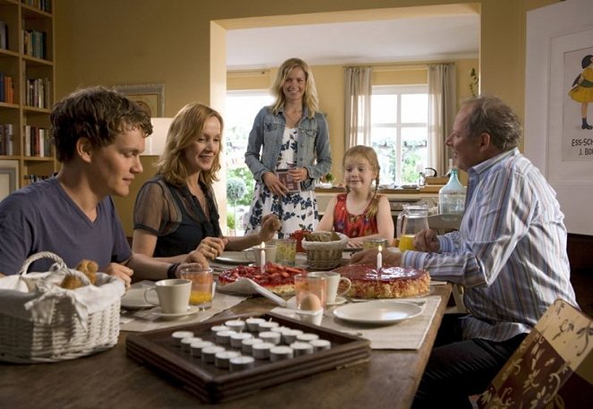 Liebling, weck die Hühner auf - Film - Ludwig Blochberger, Katja Flint, Cornelia Gröschel, Paula Hartmann, Axel Milberg