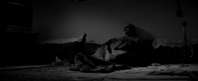 A Girl Walks Home Alone At Night - Filmfotos