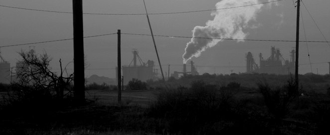 A Girl Walks Home Alone At Night - Filmfotos