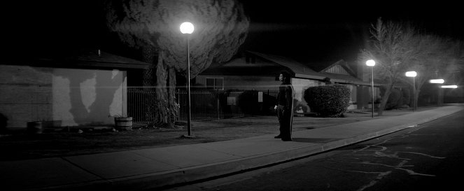 A Girl Walks Home Alone At Night - Filmfotos