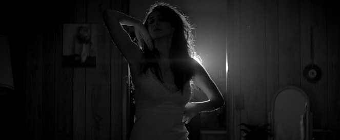 A Girl Walks Home Alone at Night - Kuvat elokuvasta
