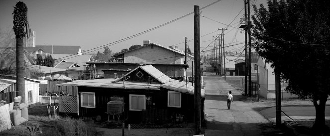 A Girl Walks Home Alone At Night - Filmfotos