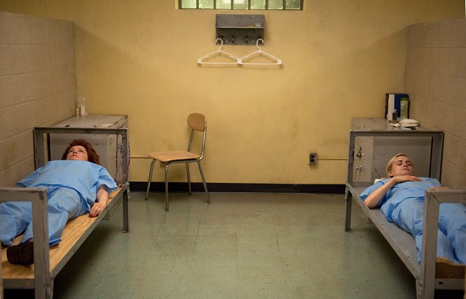 Orange Is the New Black - Season 3 - Bed Bugs and Beyond - Photos - Kate Mulgrew, Taylor Schilling