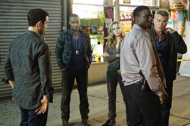 Shades of Blue - Season 1 - Alles mündet in Sünde - Filmfotos - Hampton Fluker, Drea de Matteo, Dayo Okeniyi, Ray Liotta