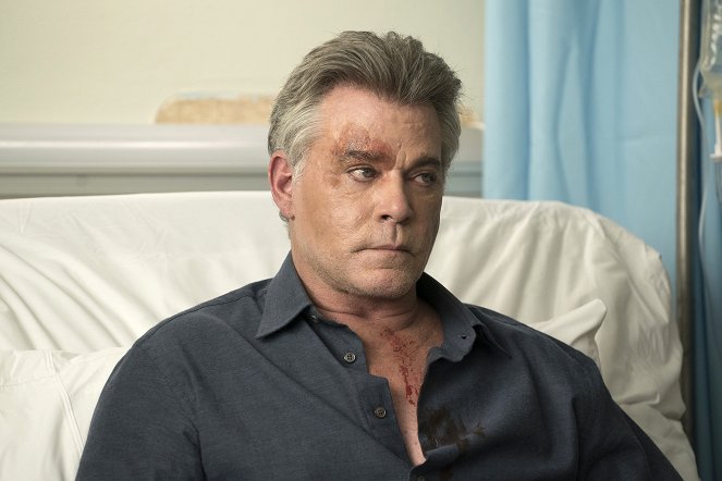 Shades of Blue - Season 1 - Who Can Tell Me Who Am I? - Photos - Ray Liotta
