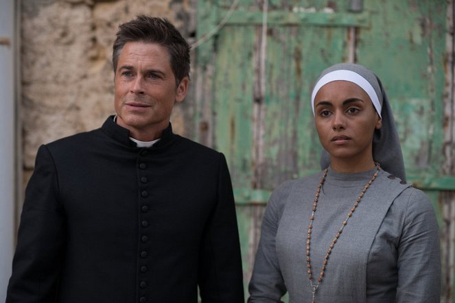 You, Me and the Apocalypse - Right in the Nuts - Z filmu - Rob Lowe, Gaia Scodellaro