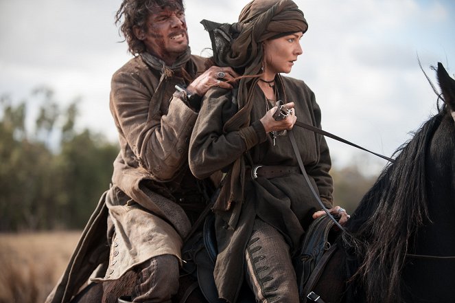 Black Sails - XXVI. - Photos - Toby Schmitz, Clara Paget