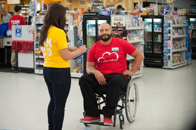 Superstore - Rot vs. Gold - Filmfotos - Colton Dunn