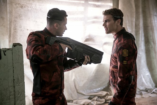 The Divergent Series: Allegiant - Van film - Theo James