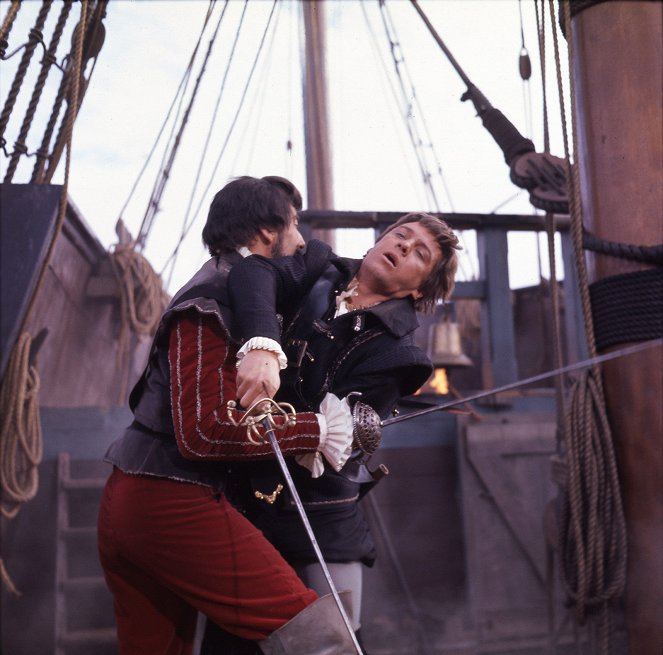 The Devil-Ship Pirates - Filmfotók