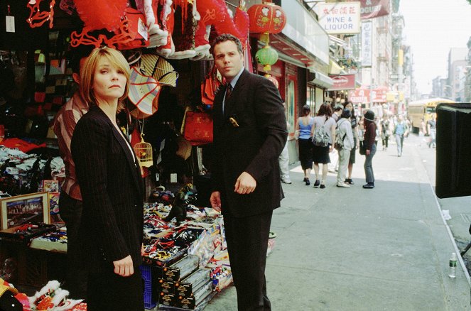 Law & Order: Criminal Intent - Season 2 - Chinoiserie - Photos - Kathryn Erbe, Vincent D'Onofrio