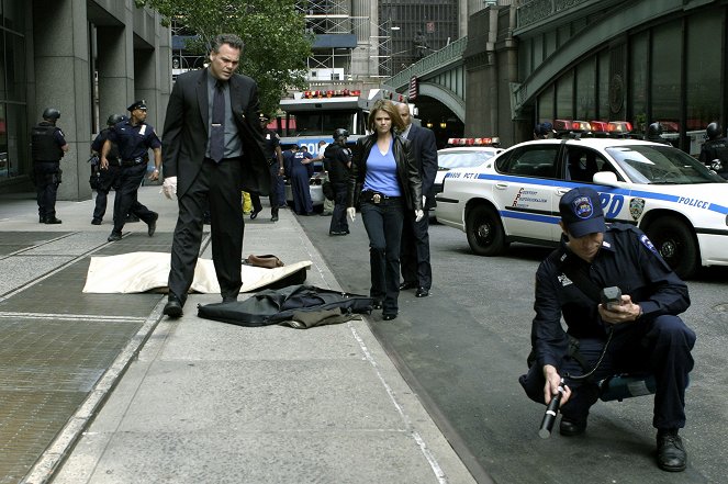 Law & Order: Criminal Intent - Season 4 - Inert Dwarf - Photos - Vincent D'Onofrio, Kathryn Erbe