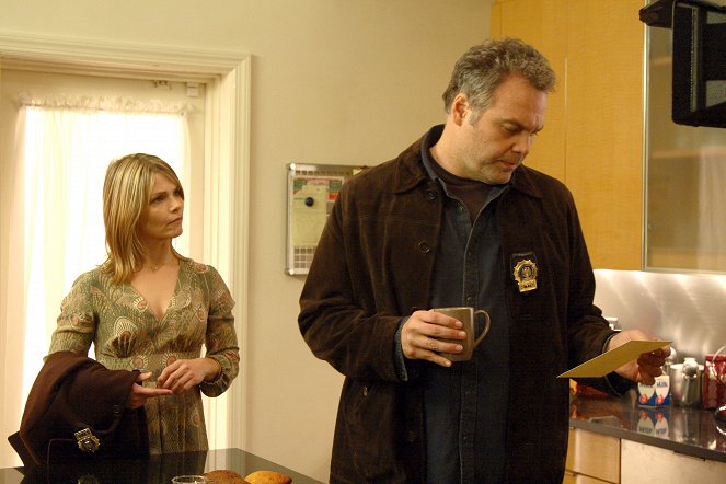Law & Order: Criminal Intent - The War at Home - Photos - Kathryn Erbe, Vincent D'Onofrio
