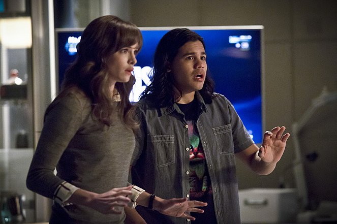 The Flash - Trajectory - Photos - Danielle Panabaker, Carlos Valdes