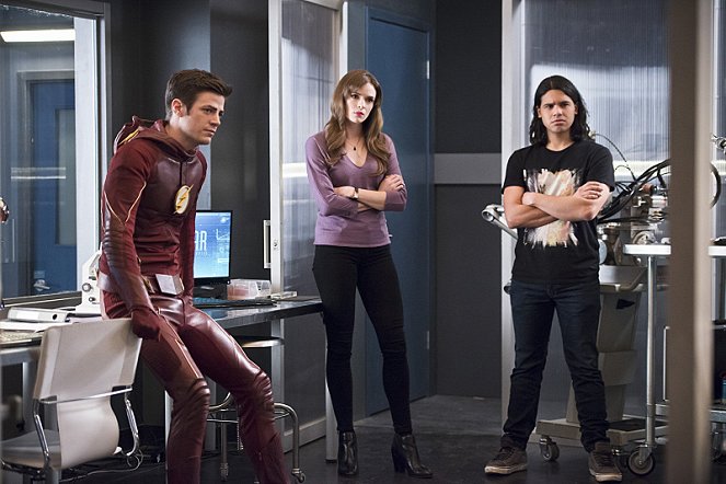 The Flash - Versus Zoom - Photos - Grant Gustin, Danielle Panabaker, Carlos Valdes