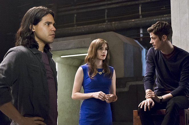 The Flash - Versus Zoom - Photos - Carlos Valdes, Danielle Panabaker, Grant Gustin