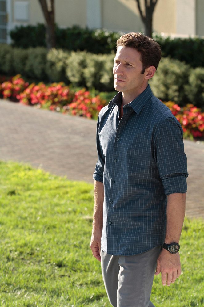 Royal Pains - Some Pig - Photos - Mark Feuerstein