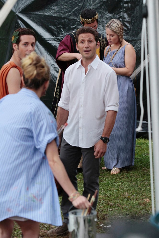Royal Pains - Bottoms Up - Photos - Paulo Costanzo, Mark Feuerstein