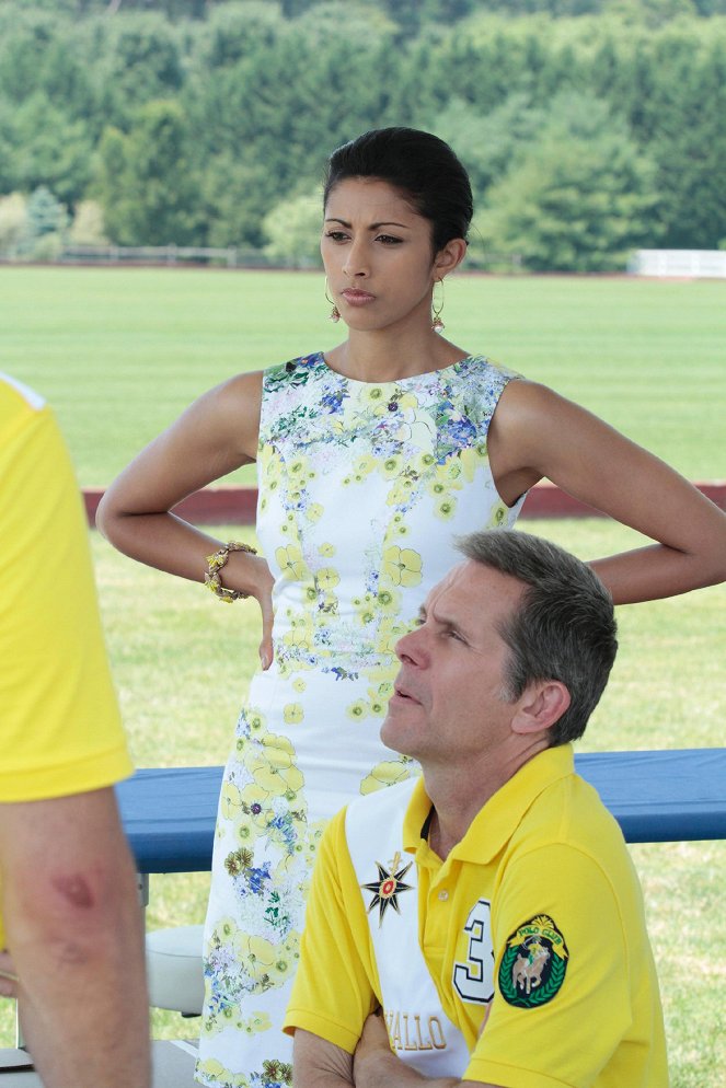 Royal Pains - Who's Your Daddy? - Van film - Reshma Shetty, Gary Cole