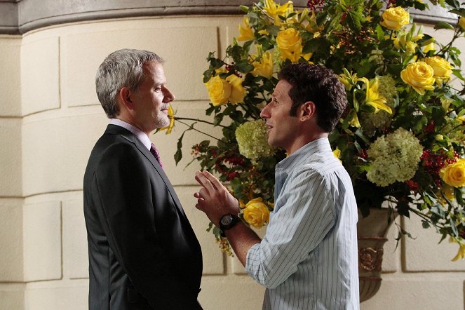 Royal Pains - Something Fishy This Way Comes - Photos - Campbell Scott, Mark Feuerstein