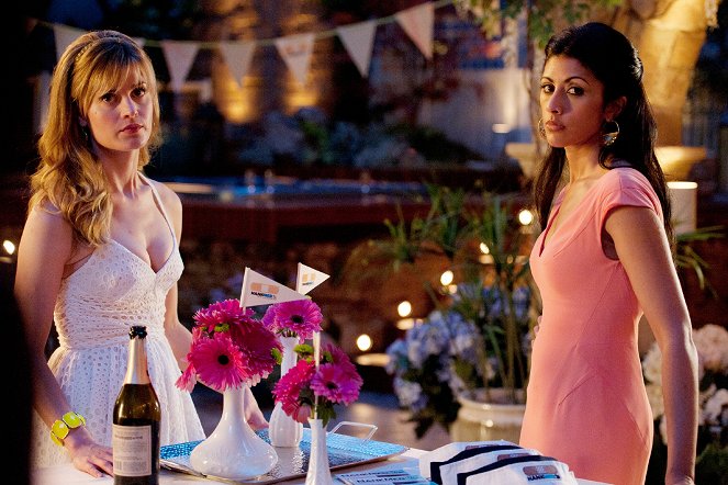 Royal Pains - Season 5 - Blythe Spirits - Photos - Brooke D'Orsay, Reshma Shetty