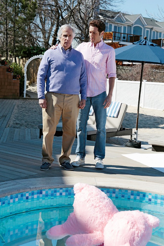 Royal Pains - A Bridge Not Quite Far Enough - Photos - Henry Winkler, Paulo Costanzo